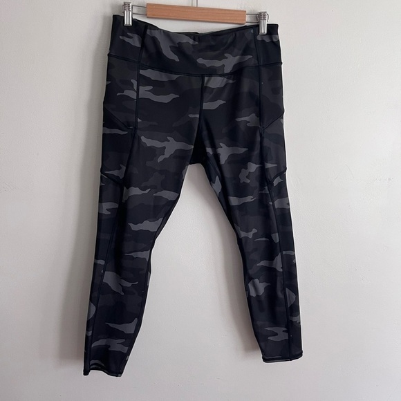 Athleta Camo Contender 7/8 Tight Leggings
Camouflage Yoga Pants Black L - Picture 2 of 10